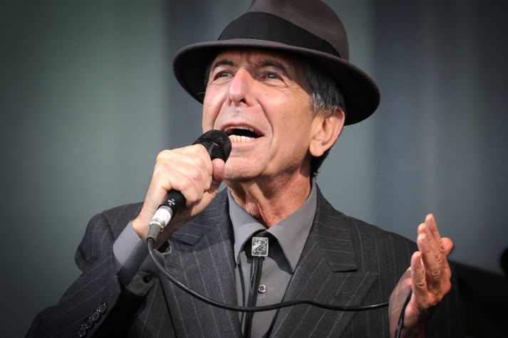 Leonard Cohen lést árið 2016, 82 ára gamall. Hann var afkastamikið ljóðskáld þegar hann var ungur, en fór ekki að syngja og gefa út plötur fyrr en á fertugsaldri.