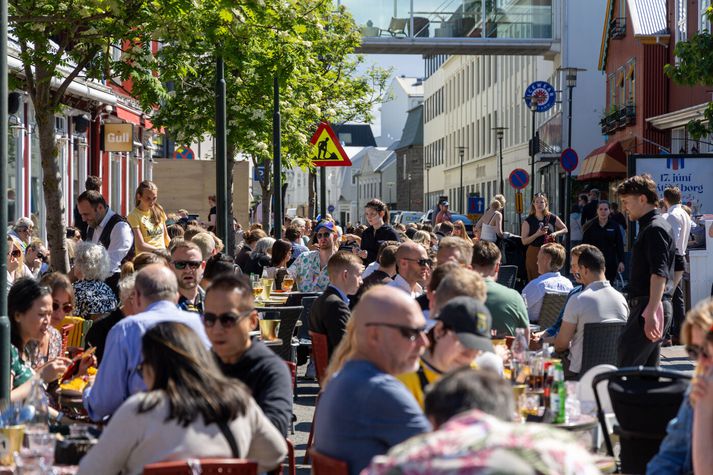Flest útisvæði veitingastaða og bara í miðbæ Reykjavíkur voru þéttsetin í gær og verða það líklegast áfram.