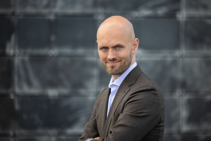 Björn Brynjúlfur Björnsson, framkvæmdastjóri Viðskiptaráðs, nam verkfræði í HÍ, hagfræði í Oxford, forritun með gúggli, hefur gefið út bók á Amazon, stofnað alls kyns fyrirtæki, unnið með fyrirtækjum og stjórnvöldum víða um heim og er líka að takast á við það nýja hlutverk að vera orðinn pabbi. Björn er einn þeirra sem er á nýjum 40/40 lista.