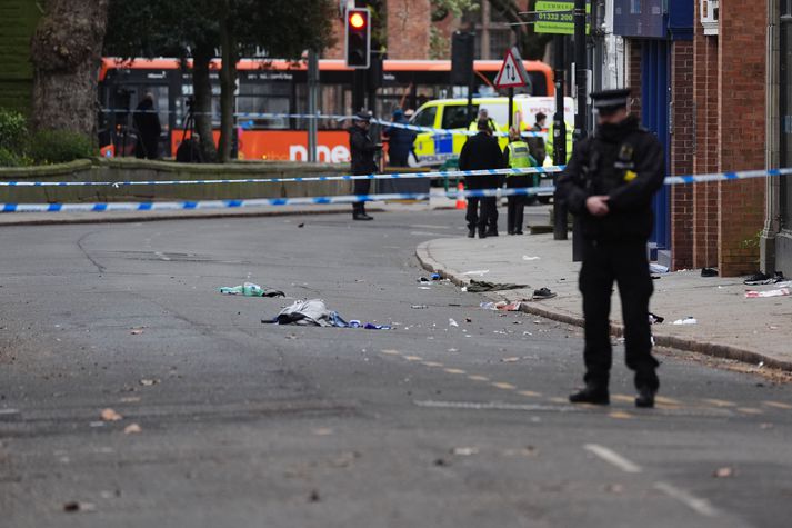 Lögreglan við Friars Gate þar sem bílinn hafnaði á sjö manns.