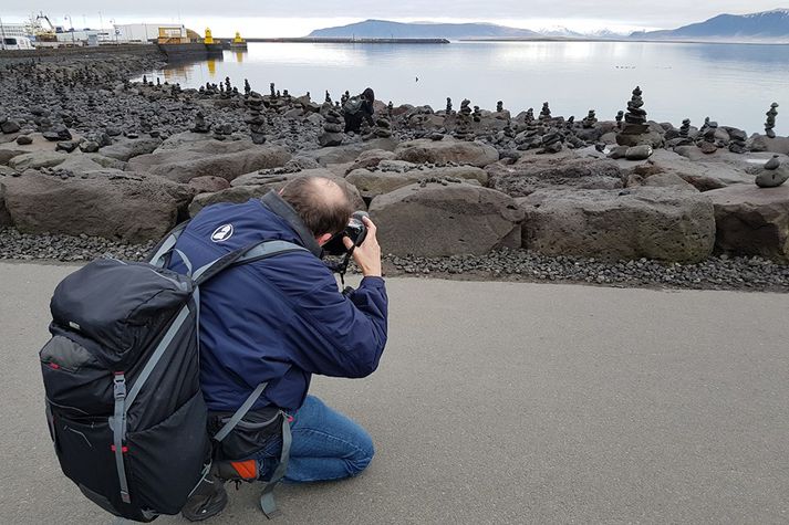 "Ég labba þarna á hverjum degi. Það gæti hafa verið skólahópur sem byrjaði á þessu fyrir nokkrum dögum og á þremur dögum er þetta orðið svona,“ segir Einar Páll Svavarsson.