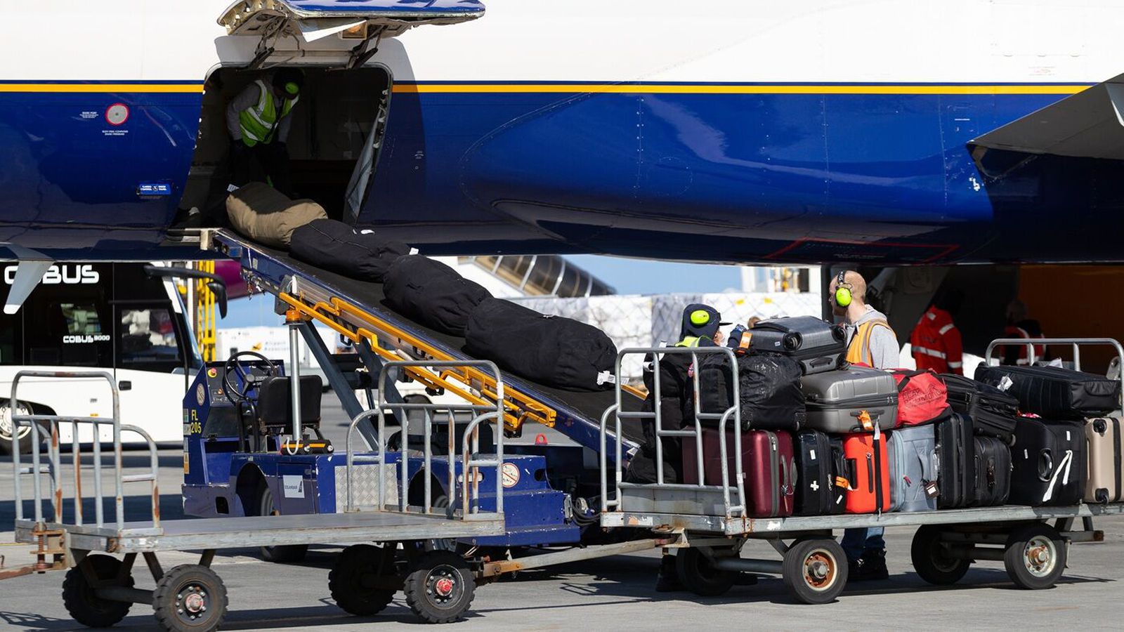 Farangursvagni ekið utan í flug­vél og flug­ferð af­lýst