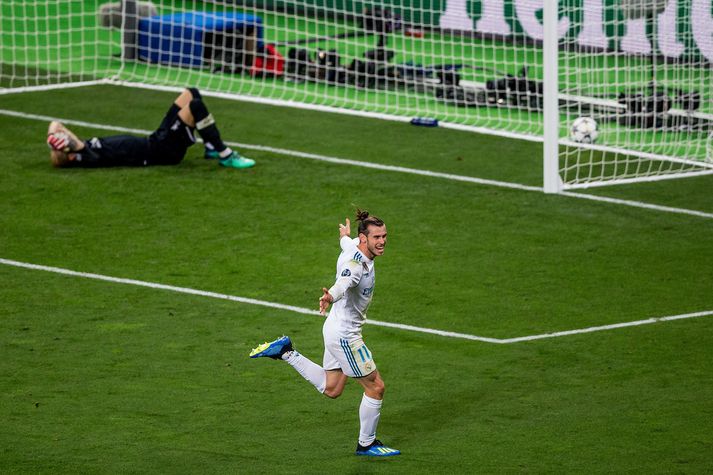 Gareth Bale fagnar ótrúlegu marki sínu.