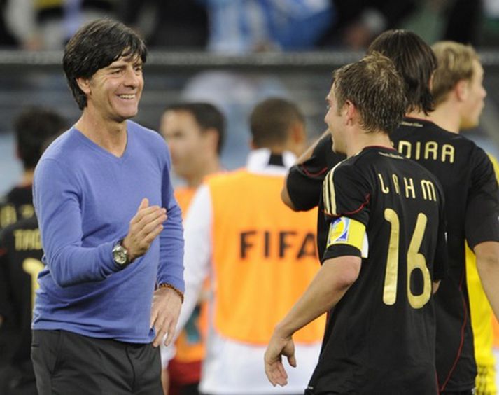 Joachim Löw ásamt Philipp Lahm eftir leikinn í dag.