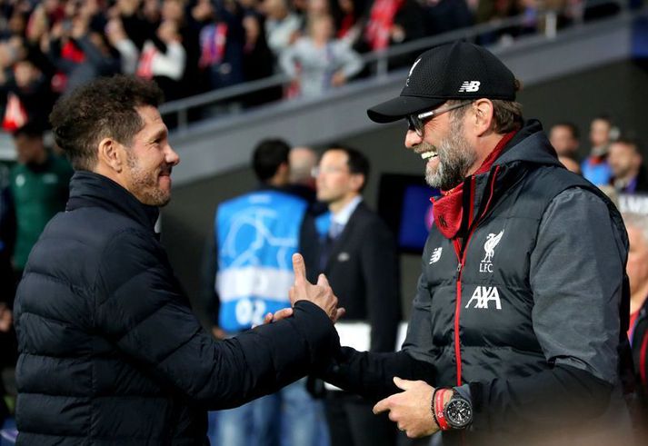 Jürgen Klopp og Diego Simeone takast í hendur fyrir leik. Eitthvað sem átti eftir að klikka að leik loknum.