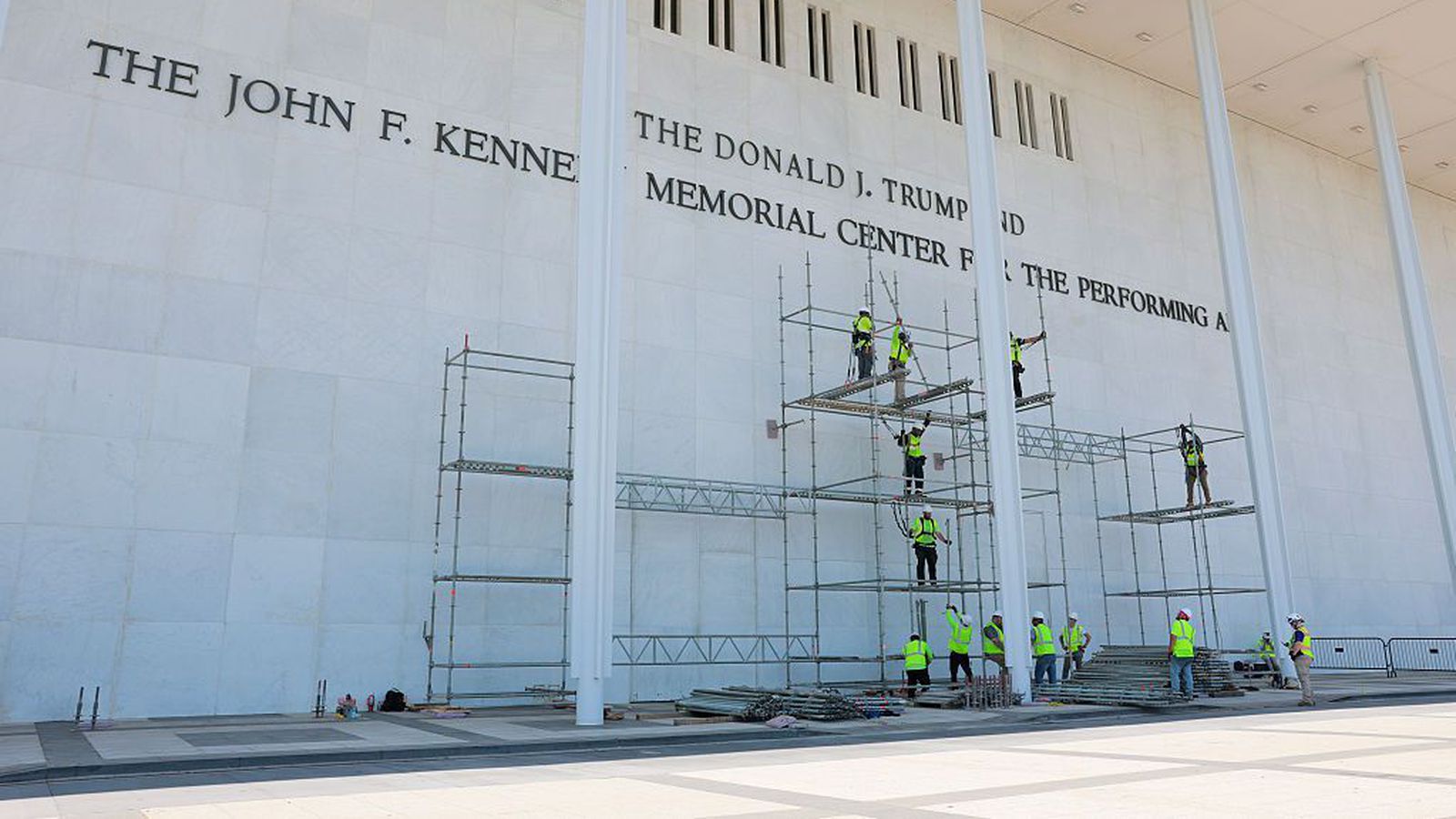 Fara fjalla­baks­leið til að koma nafni Trump á Kennedy-miðstöðina