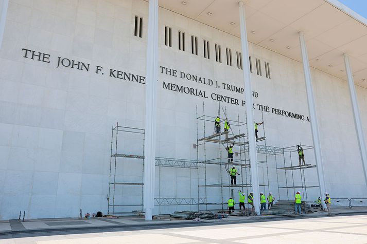 Nafn Trump var fjarlægt af byggingunni í byrjun sumars, samkvæmt dómsúrskurði.