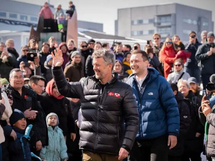 Friðriki Danakonungi var vel fagnað í Nuuk í gær.