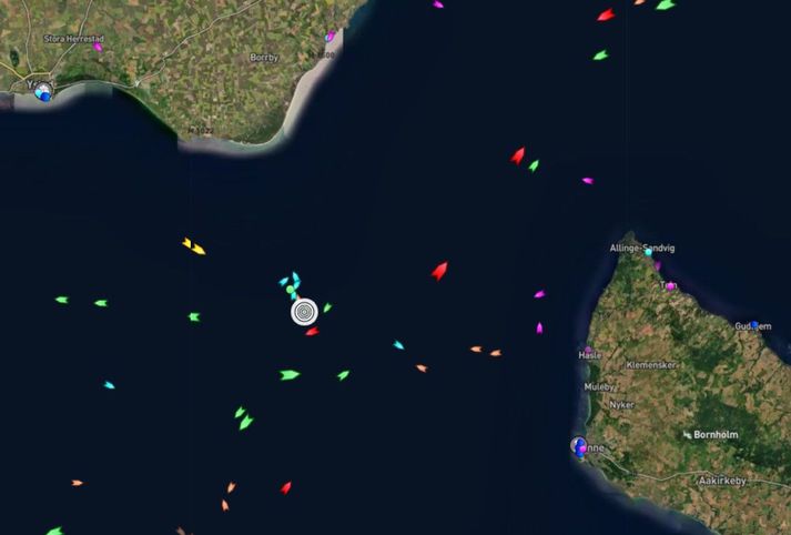 Á Marinetraffic.com má sjá björgunarbáta umhverfis danska skipið Karin Hoej.