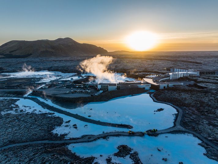 Starfsfólk Bláa lónsins hafði í nógu að snúast í dag við að undirbúa komu fyrstu gestanna.