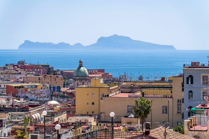 Horft til Capri-eyju frá Napólí-borg.