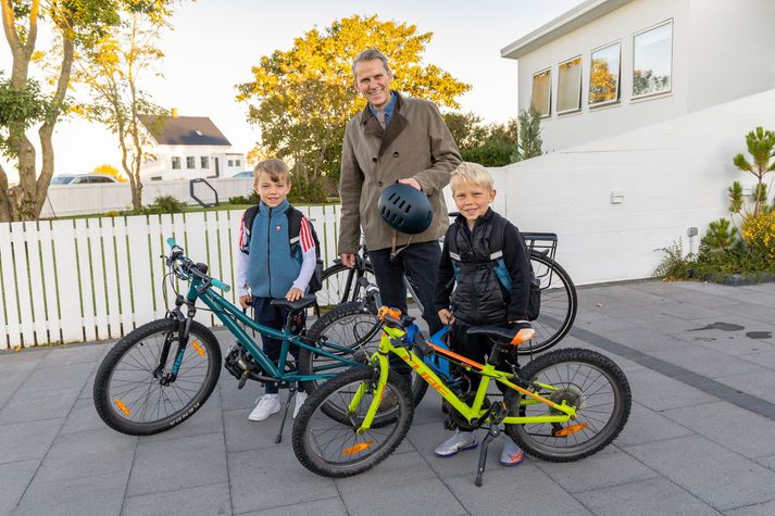 Magnús Geir Þórðarson Þjóðleikhússtjóri reynir að lauma sér fram úr snemma á morgnana til að lesa blöðin í næði með góðum espressó kaffibolla. Því fjörið hefst þegar synirnir Árni Gunnar og Dagur Ari eru vaknaðir.  Allir hafa skoðanir á því hvað er rétt nesti eða takkaskór og segist Magnús oftar en ekki þurfa að týna upp úr skólatöskunum það sem hann valdi fyrir daginn. 