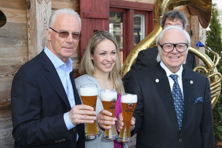 Beckenbauer, lengst til vinstri, með ölkrús í hendi.