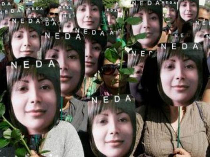 Frá mótmælum í París þar sem fjöldi manna voru með andlitsmyndir af Nedu.