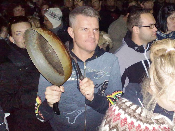 Páll Óskar ber pönnuna með stæl.