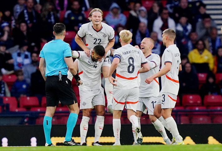 Andri Lucas Guðjohnsen fagnar marki Guðlaugs Victors Pálssonar á Hampden Park, með því að hoppa upp á herðar hans.