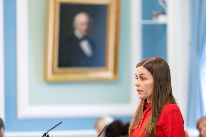 Katrín Jakobsdóttir, forsætisráðherra, situr á fundi með öðrum ráðherrum vegna WOW air.