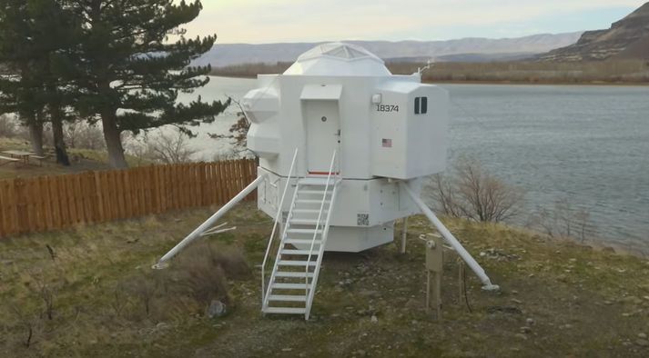 Kurt Hughes er mikill áhugamaður um geimför. 