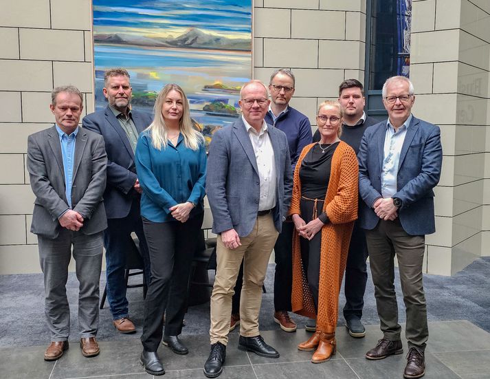 Á myndinni er eftirfarandi starfsfólk Orkubús Vestfjarða: Sölvi R. Sólbergsson, framkvæmdastjóri orkusviðs, Gísli Jón Kristjánsson og Valgerður Árnadóttir, stjórnarmenn, Illugi Gunnarsson, stjórnarformaður, Unnar Hermannsson og Viktoría Rán Ólafsdóttir, stjórnarmenn, Daníel Örn Antonsson, framkvæmdastjóri fjármálasviðs og Elías Jónatansson, orkubússtjóri.