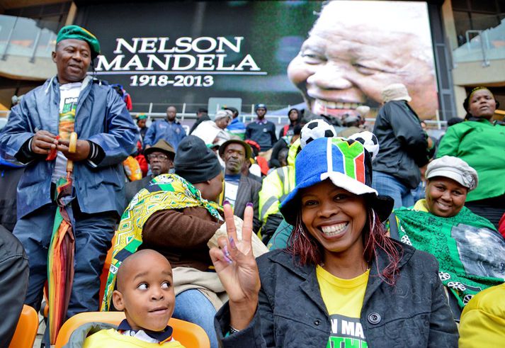 Suður Afríkubúar fagna ævi Mandela á FNB vellinum í Johannesburg í dag.