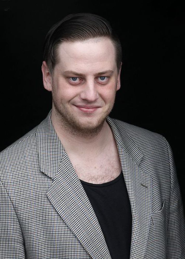 grínisti og rithöfundur Daniel Geir Moritz gefur í dag út bókina Að prumpa glimmeri.