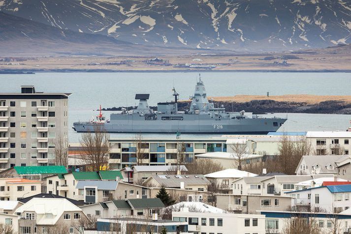 Jeden z niemieckich okętów wpływa do zatoki w Reykjaviku