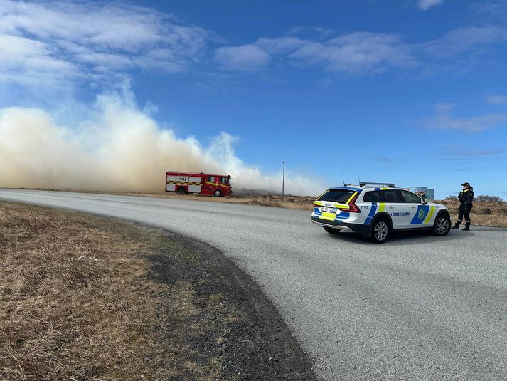 Brunavarnir Suðurnesja segja að eldurinn sé minniháttar og að vel gangi að ná tökum á honum.