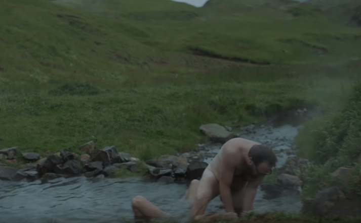 Atriðið er tekið í Hrunalaug nærri Hruna í Hrunamannahreppi.