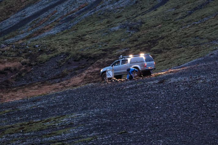 Sérfræðingar Veðurstofu Íslands að störfum á Reykjanesskaganum í gær eftir að óróapúlsinn mældist.