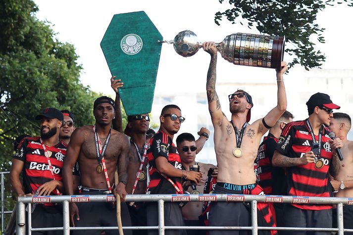 Léo Pereira, leikmaður Flamengo, heldur á Copa Libertadores-bikarnum í sigurskrúðgöngunni um götur Rio de Janeiro.