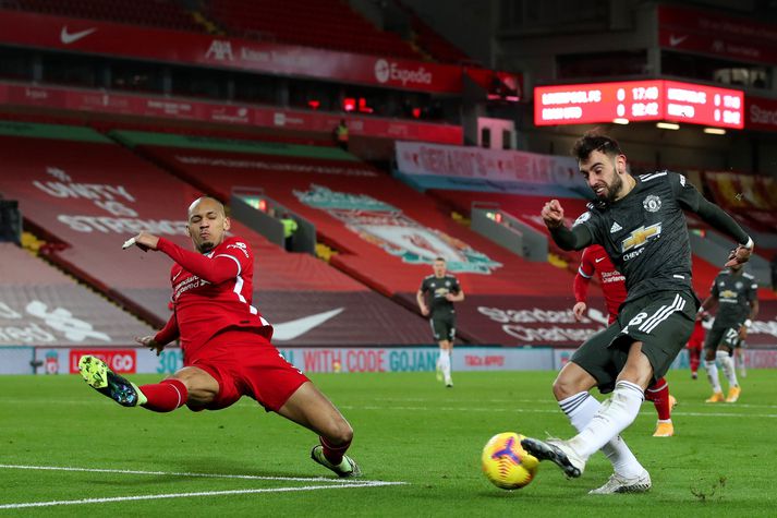 Bruno Fernandes, leikmaður Manchester United, reynir skot að marki Liverpool í leik liðanna fyrir viku. Fabinho er til varnar.