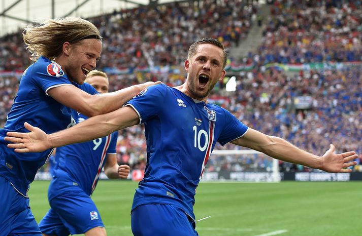 Gylfi Þór Sigurðsson fagnar hér marki sínu á EM í Frakklandi.