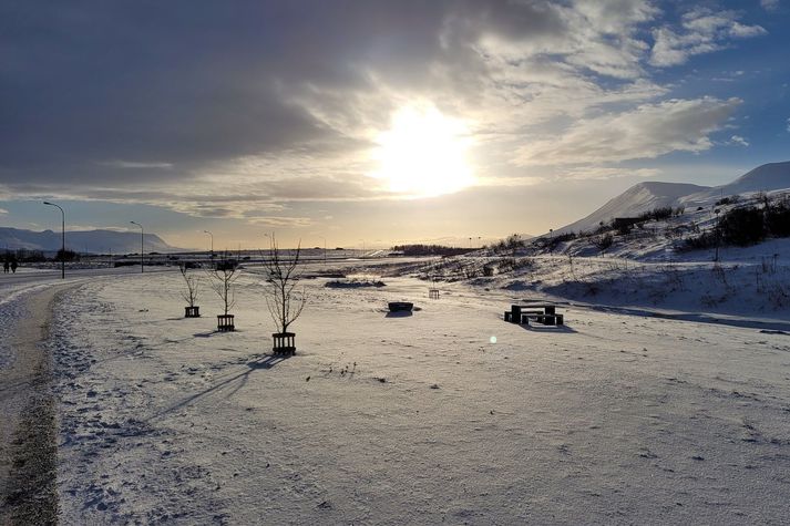 Sólin er í heimsókn í Skagafirði í dag og veitir íbúum smá yl. Það dugar þó skammt þegar kemur að húshitun.