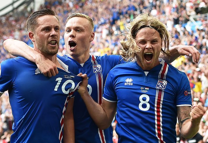 Gylfi fagnar marki sínu ásamt Kolbeini Sigþórssyni og Birki Bjarnasyni.