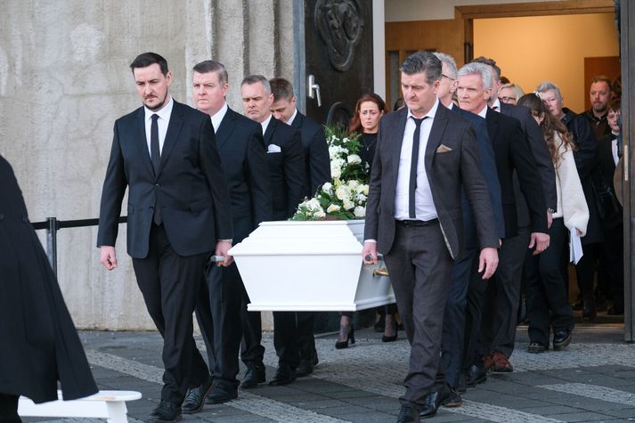 Synir Magnúsar, þeir Magnús Örn, Andri og Stefán Már fóru fyrir líkmönnum og báru föður sinn út að afhöfn lokinni.