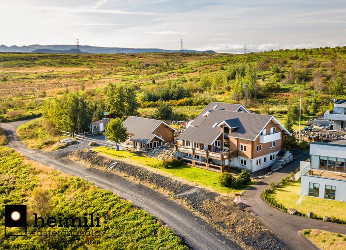 Neðri hæðin er 156 fermetrar. Frá anddyri er gengið inn í opið rými sem tengir saman eldhús, sjónvarpshol og setustofu. Þar er gluggi sem hleypir birtu inn í eignina og gefur geggjað útsýni.