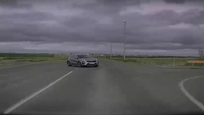 Ökumaðurinn beygði þvert yfir, eins og hann gerði sér ekki grein fyrir því að á móti honum æki bíll á nítíu kílómetra hraða.