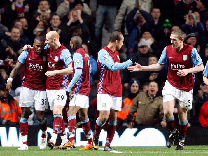Darren Bent fagnar sigurmarki sínu með félögum sínum.