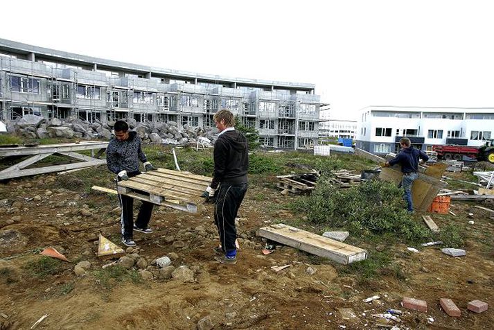 unnið að hreinsun Starfsmenn Reykjavíkurborgar unnu að því að hreinsa burt byggingarefni og rusl af svæðinu við Hestavað í gær. Vonast er til að mesta ruslinu verði komið í burtu í dag. fréttablaðið/valli