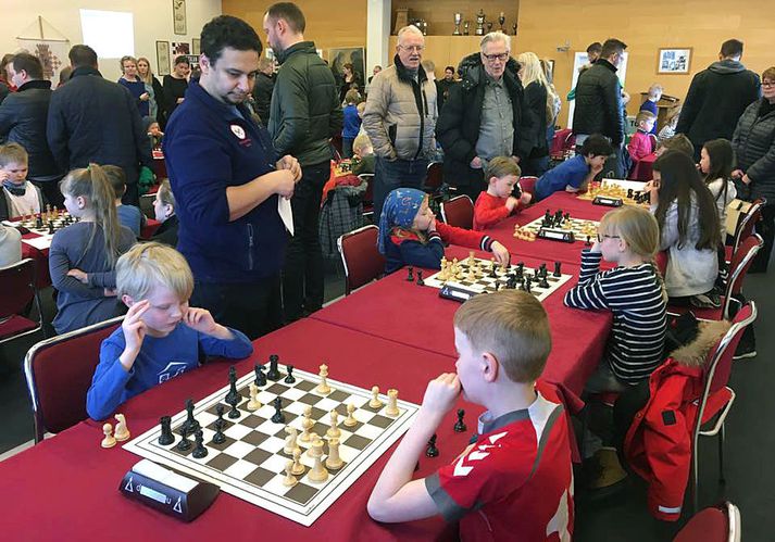 Sveit Laufásborgar að tafli á mótinu um helgina. Omar Salama stendur yfir sínum nemendum og fylgist með.