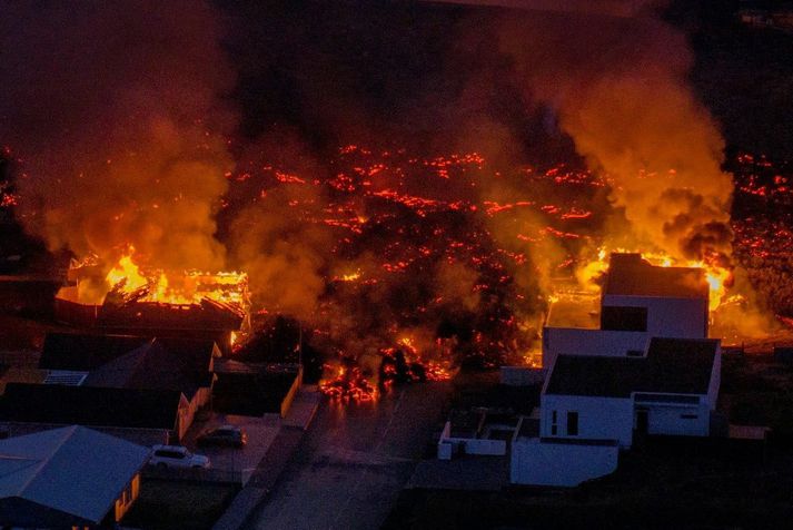 Nokkur hús í Grindavík eru í ljósum logum. Þessi mynd er úr flugi Ragnars Axelssonar yfir Grindavík.