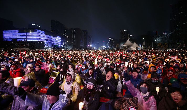 Um 1,3 milljónir mótmælenda komu saman í Seoul í dag. Mótmælin hafa farið friðsamlega fram.