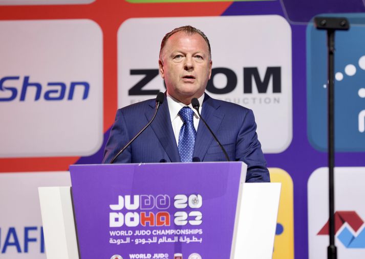 Marius Vizer, forseti alþjóða júdósambandsins, er ekki par sáttur við aðstæðurnar í keppnishöllinni í París.