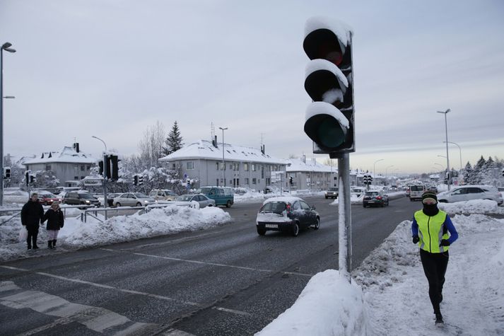 Lögregla stýrði umferð um tíma.