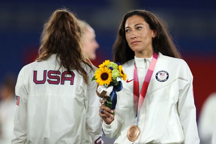 Christen Press með bronsmedalíu um hálsinn eftir Ólympíuleikana í sumar.