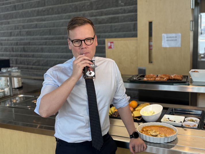 Guð­mundur Ari Sigur­jóns­son, þing­flokks­for­maður Sam­fylkingar, fagnar aukinni hollustu í mat­sal Alþingis en kannast ekki við aðför að tertunum sem þar hafa oft gert garðinn frægan.