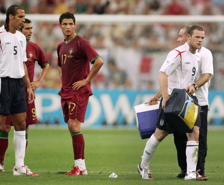 Wayne Rooney röltir af velli og Cristiano Ronaldo fylgist vel með árið 2006.