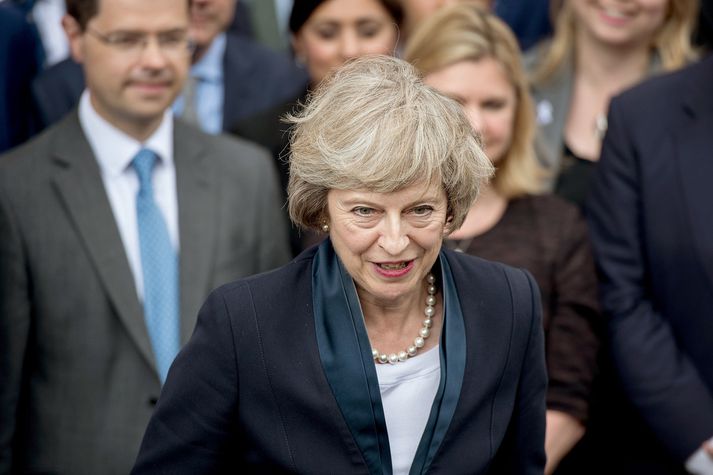 Theresa May ásamt stuðningsmönnum fyrir utan þinghúsið í London á mánudag þegar ljóst var orðið að hún yrði næsti forsætisráðherra Bretlands. 