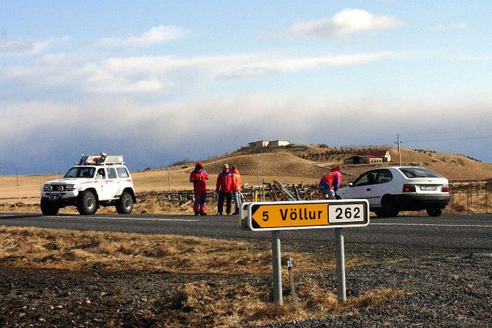 Lokað Björgunarsveitarmenn ræddu við þá sem vildu komast lengra en á Hvolsvöll og sneru þeim frá sem ekki áttu brýnt erindi.
Mynd/Andrea Rúna Þorláksdóttir