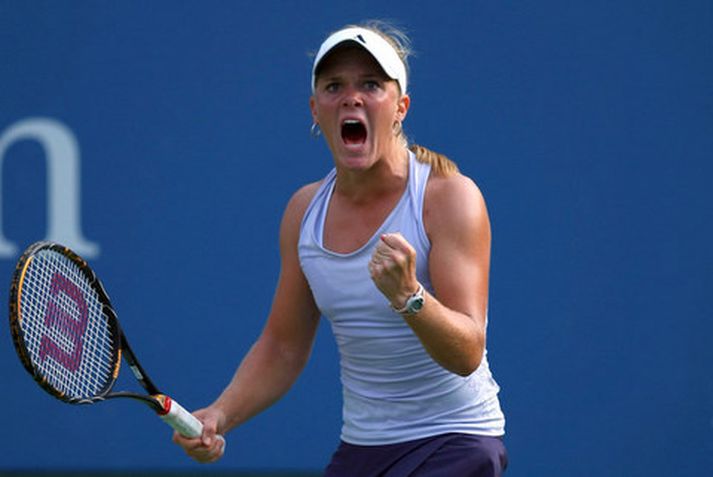 Oudin fagnar sigrinum á Sharapovu í gær.